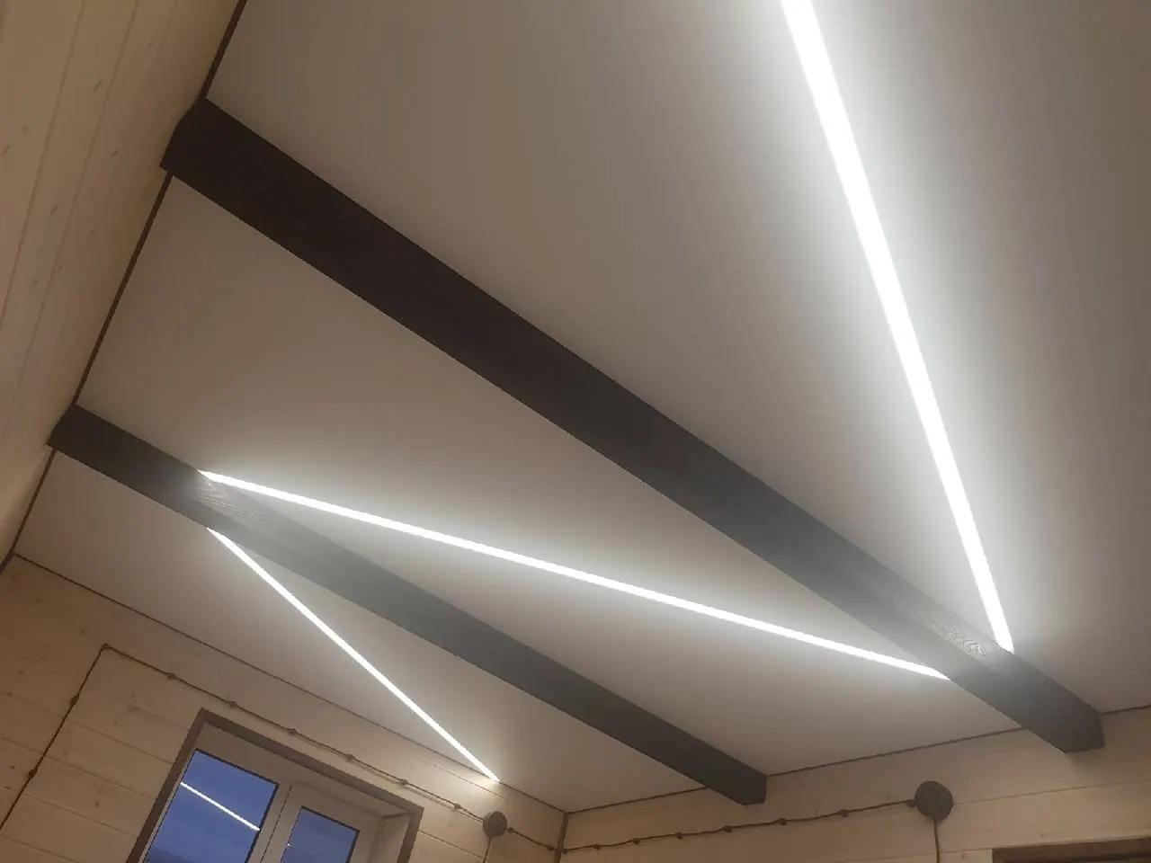 Матовый натяжной потолок со световыми линиями — Королёв, Горького, 6а ст2, фото 2