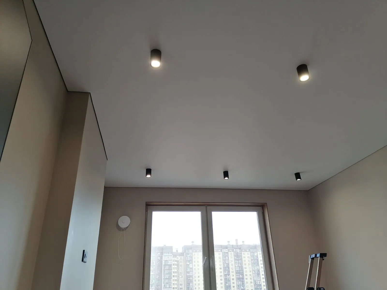 Натяжной потолок с теневым профилем и точечными светильниками — Королёв, Героев Курсантов, 17, фото 3