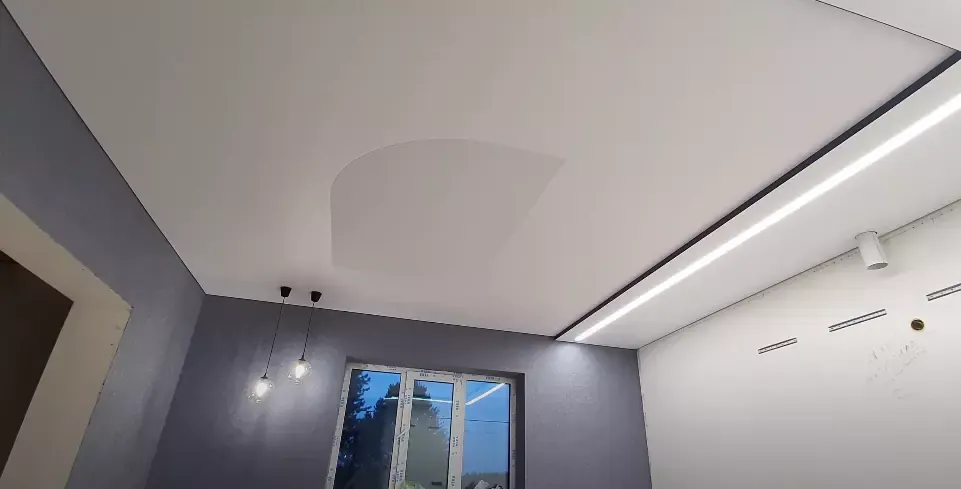 Светопропускающий натяжной потолок со светильниками — Королёв, Гагарина, 12/14, фото 3