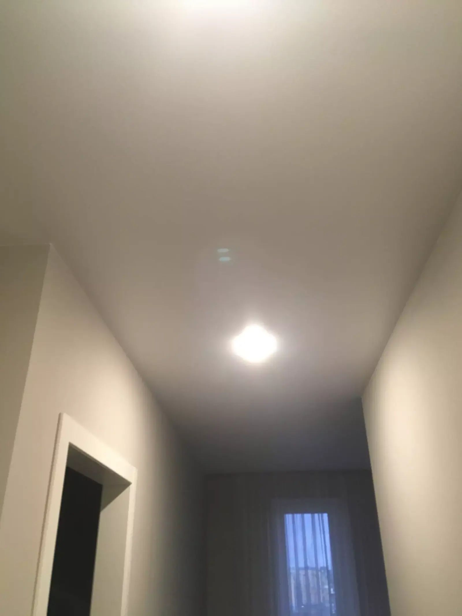 Матовый натяжной потолок в прихожую — Королёв, проспект Космонавтов, 12а, фото 2